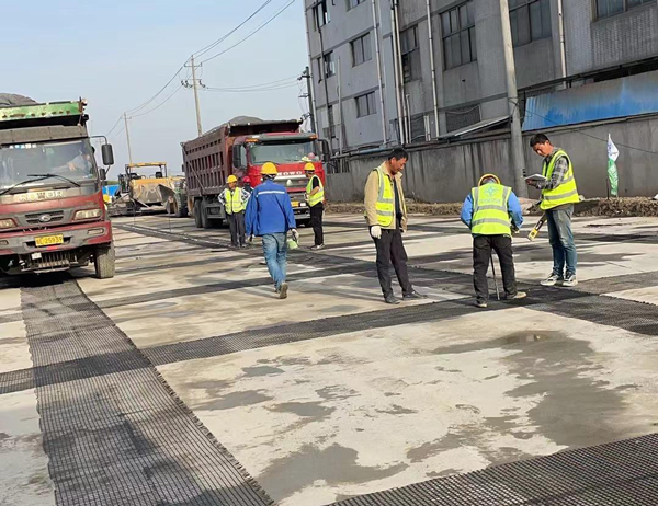 沅江老材料的新故事：玻璃纤维土工格栅如何在‘白改黑’浪潮中重获新生？